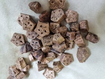 MEHOGANY FELII CU SCLIPICI AURIU