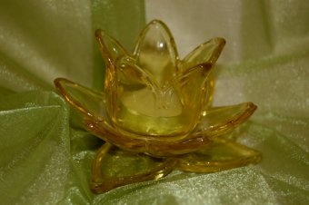 SUPORT LUMANARE LOTUS GALBEN                                       